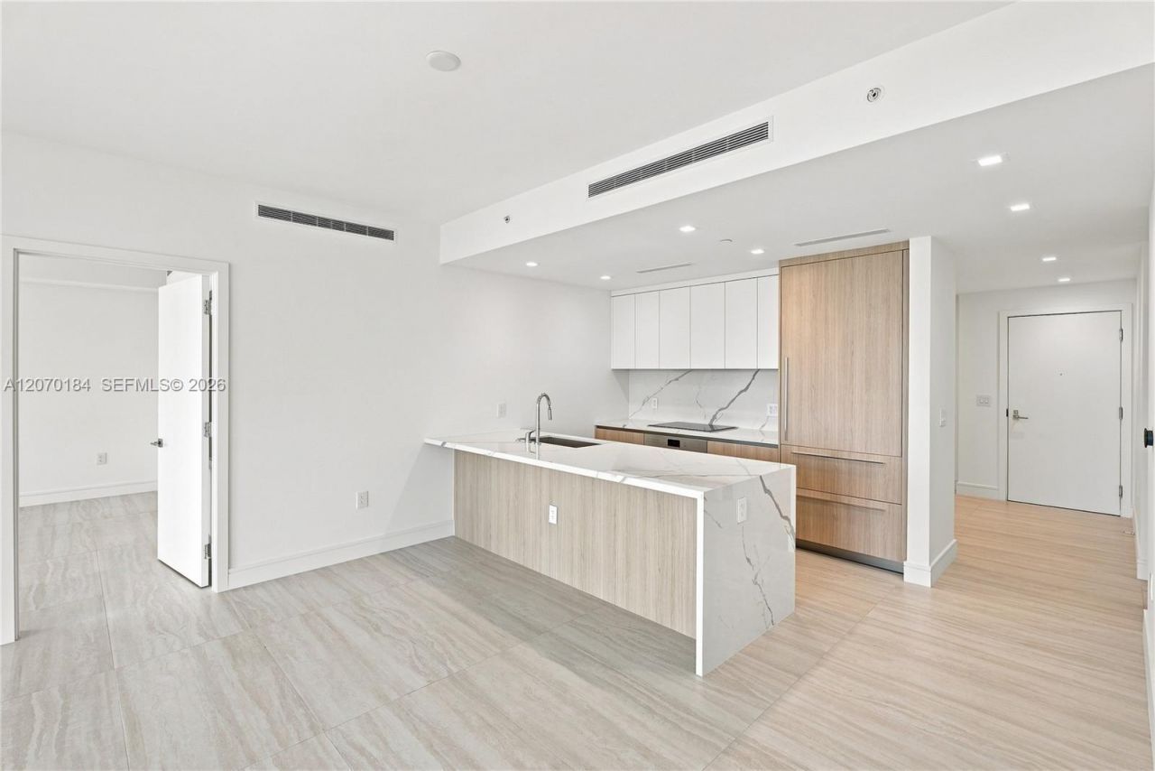 2411 Laguna Cir, Unit 1402, Miami, FL 33181 Photo