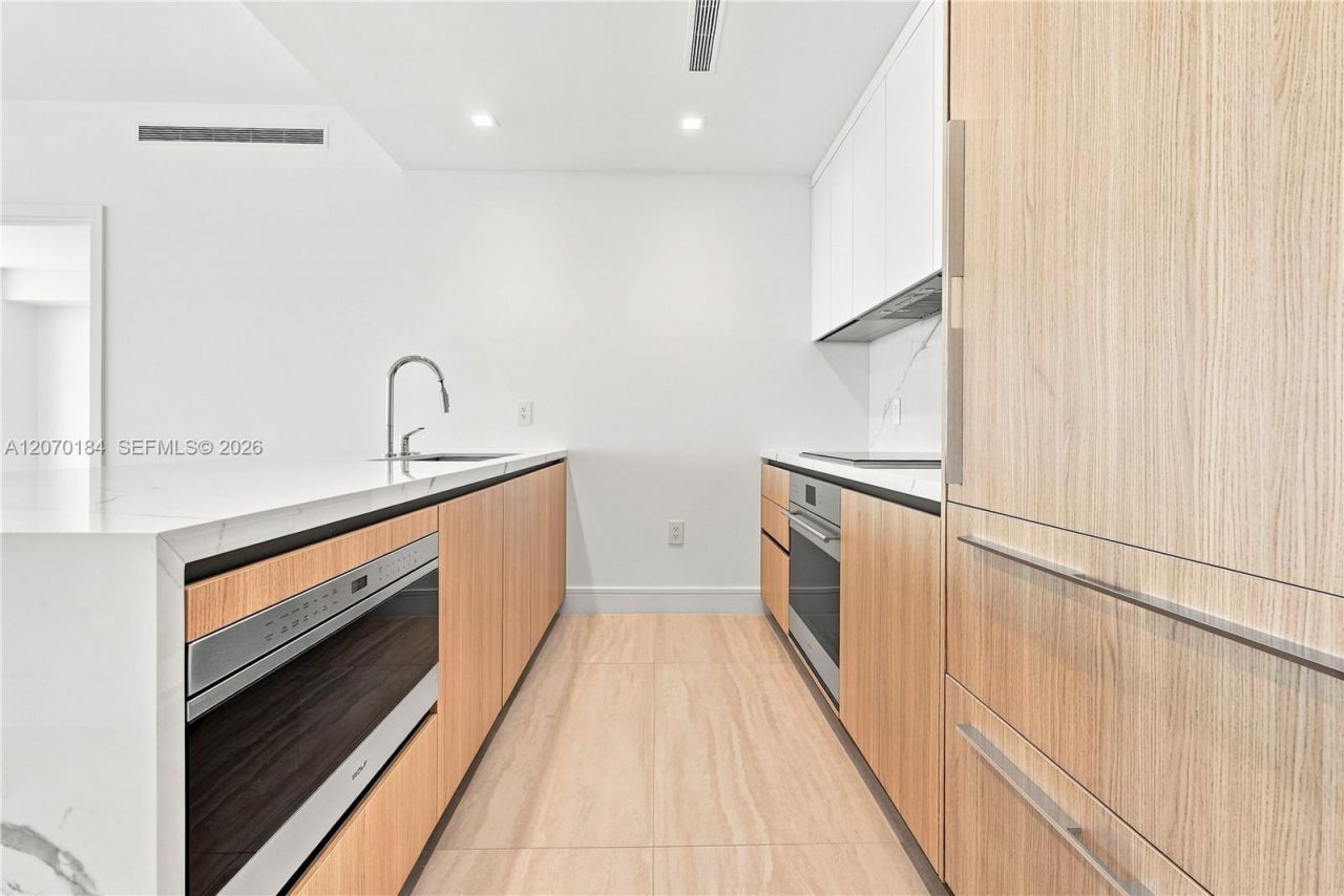 2411 Laguna Cir, Unit 1402, Miami, FL 33181 Photo