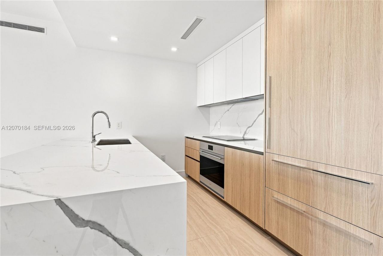 2411 Laguna Cir, Unit 1402, Miami, FL 33181 Photo