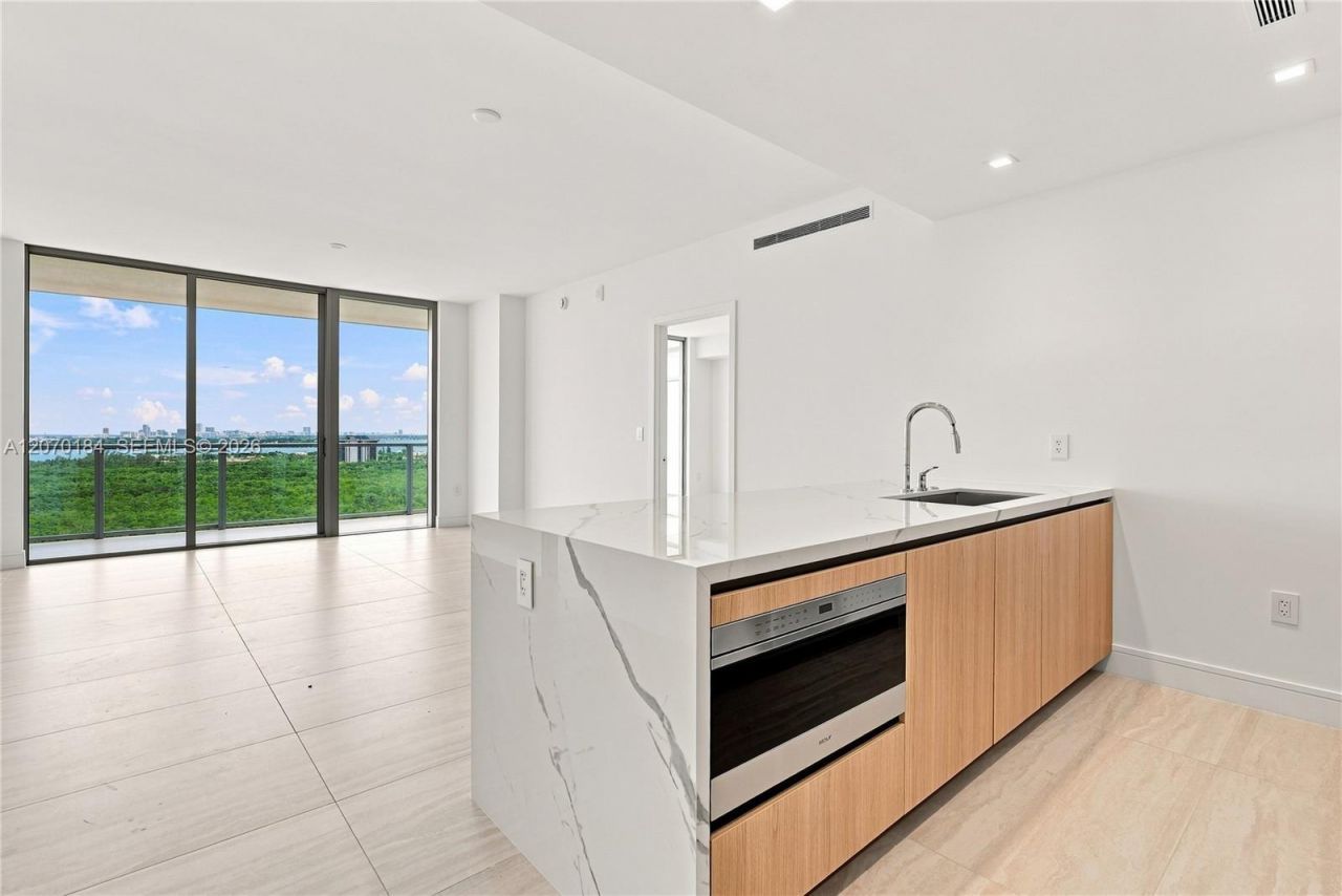2411 Laguna Cir, Unit 1402, Miami, FL 33181 Photo