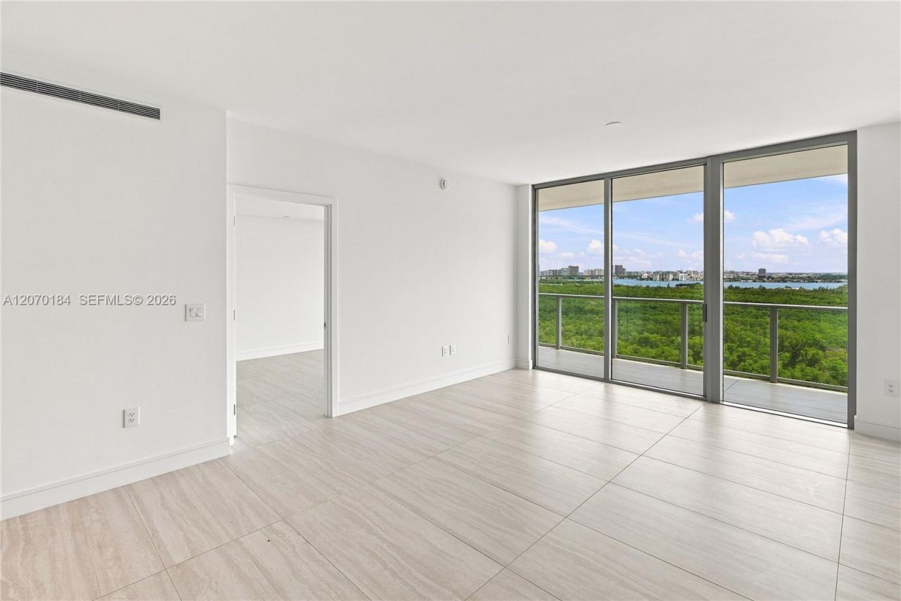 2411 Laguna Cir, Unit 1402, Miami, FL 33181 Photo