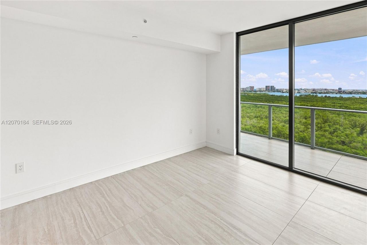 2411 Laguna Cir, Unit 1402, Miami, FL 33181 Photo