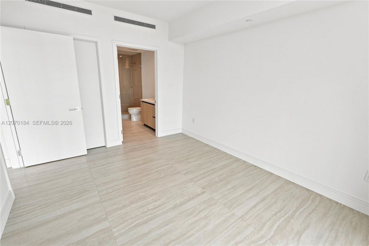 2411 Laguna Cir, Unit 1402, Miami, FL 33181 Photo
