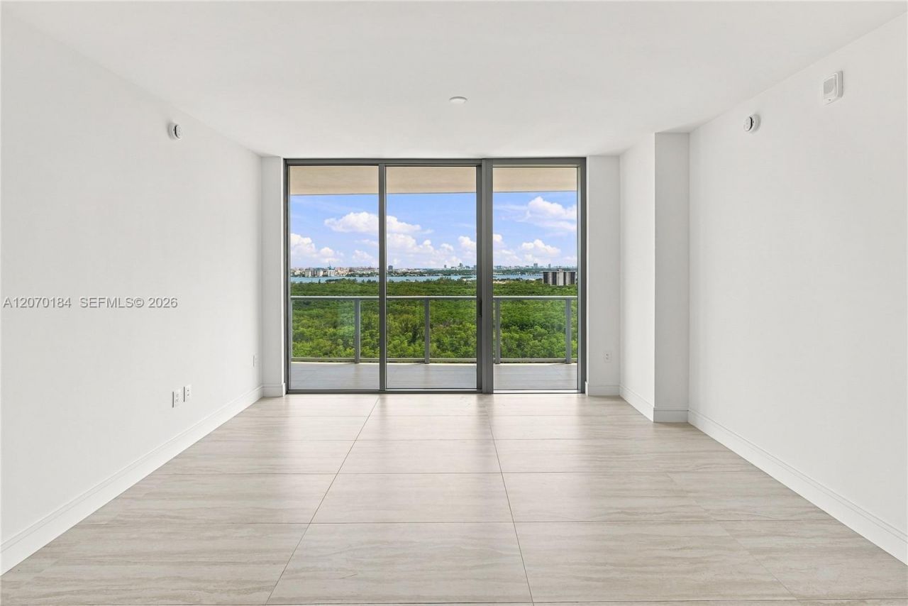 2411 Laguna Cir, Unit 1402, Miami, FL 33181 Photo