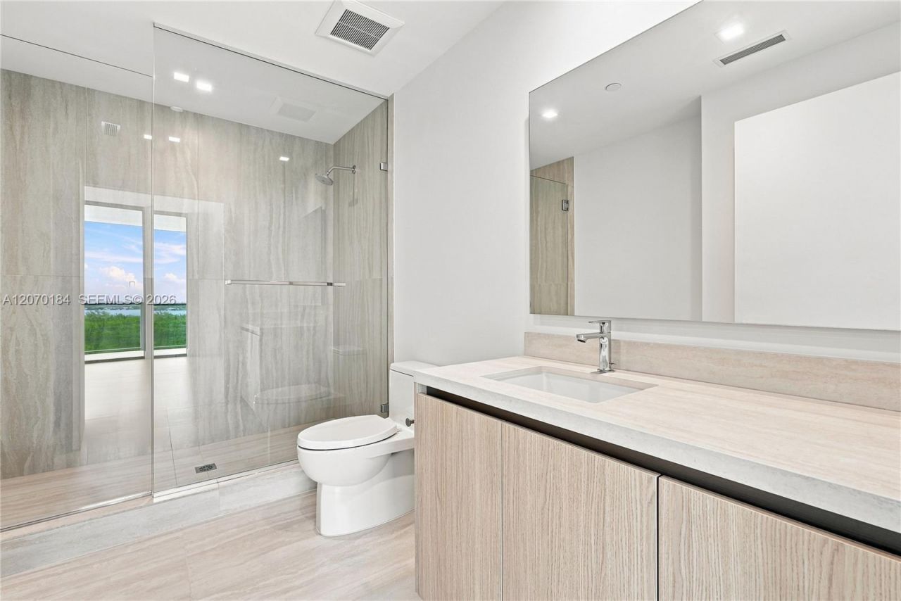 2411 Laguna Cir, Unit 1402, Miami, FL 33181 Photo