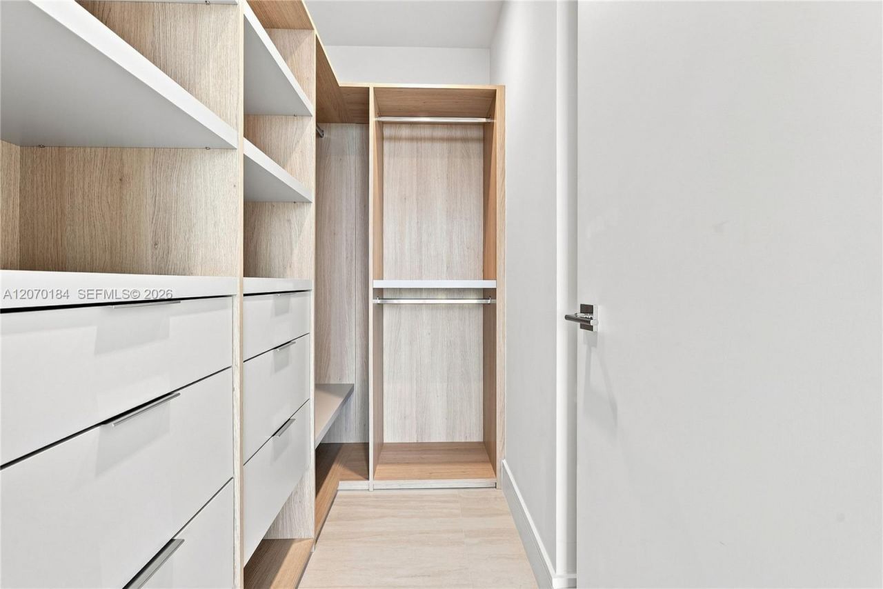2411 Laguna Cir, Unit 1402, Miami, FL 33181 Photo
