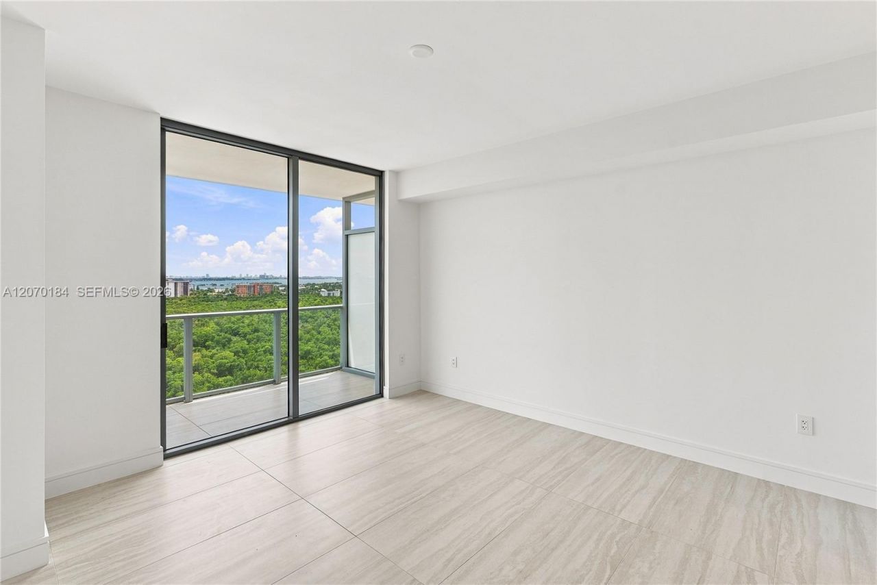 2411 Laguna Cir, Unit 1402, Miami, FL 33181 Photo