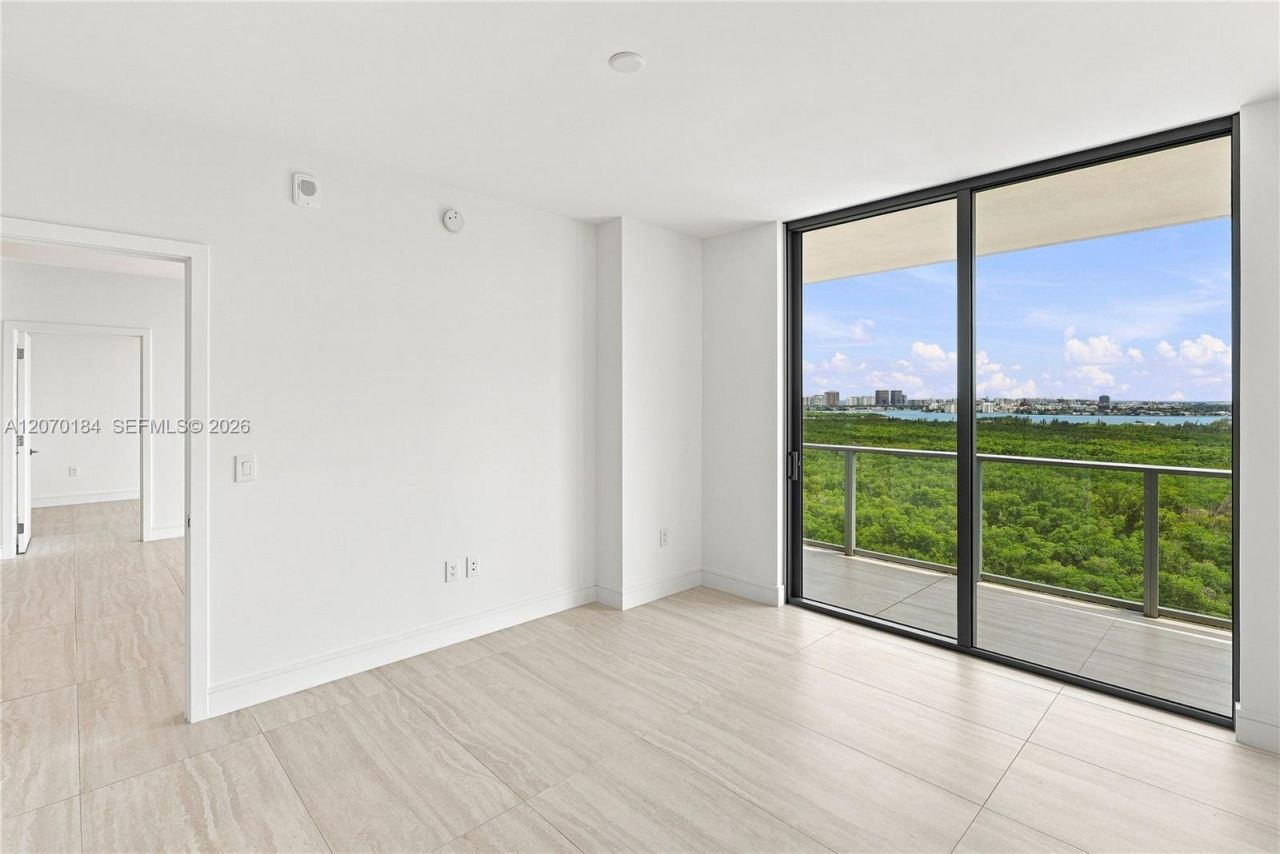 2411 Laguna Cir, Unit 1402, Miami, FL 33181 Photo