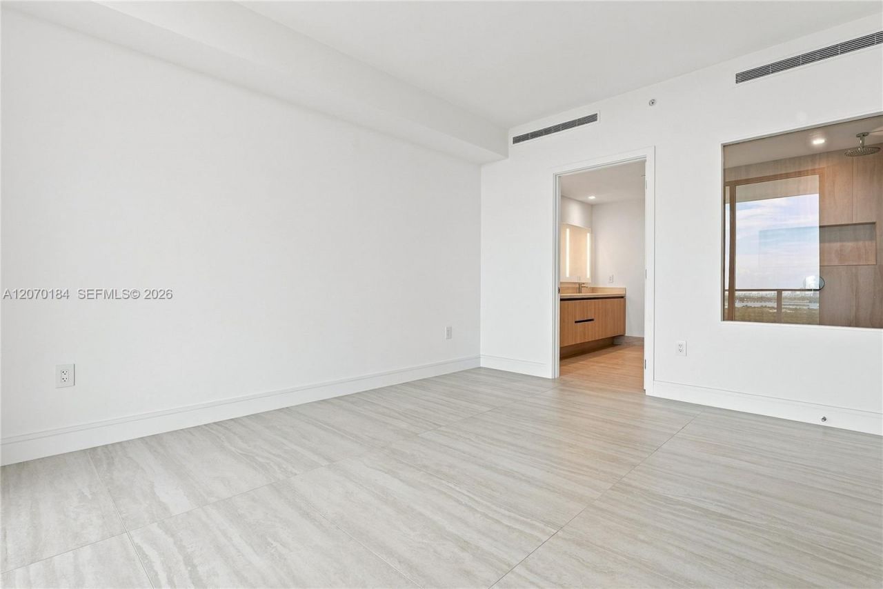 2411 Laguna Cir, Unit 1402, Miami, FL 33181 Photo