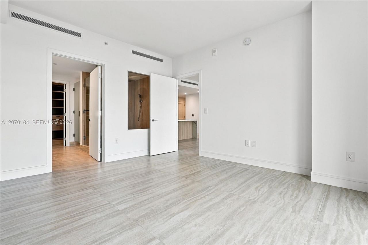 2411 Laguna Cir, Unit 1402, Miami, FL 33181 Photo