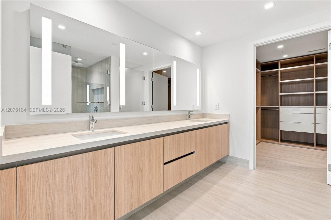 2411 Laguna Cir, Unit 1402, Miami, FL 33181 Photo