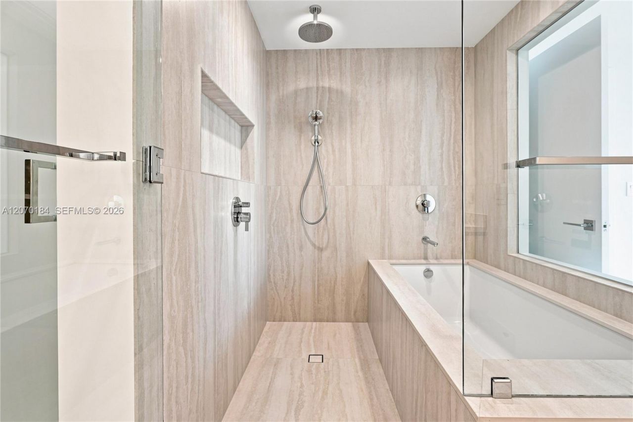 2411 Laguna Cir, Unit 1402, Miami, FL 33181 Photo