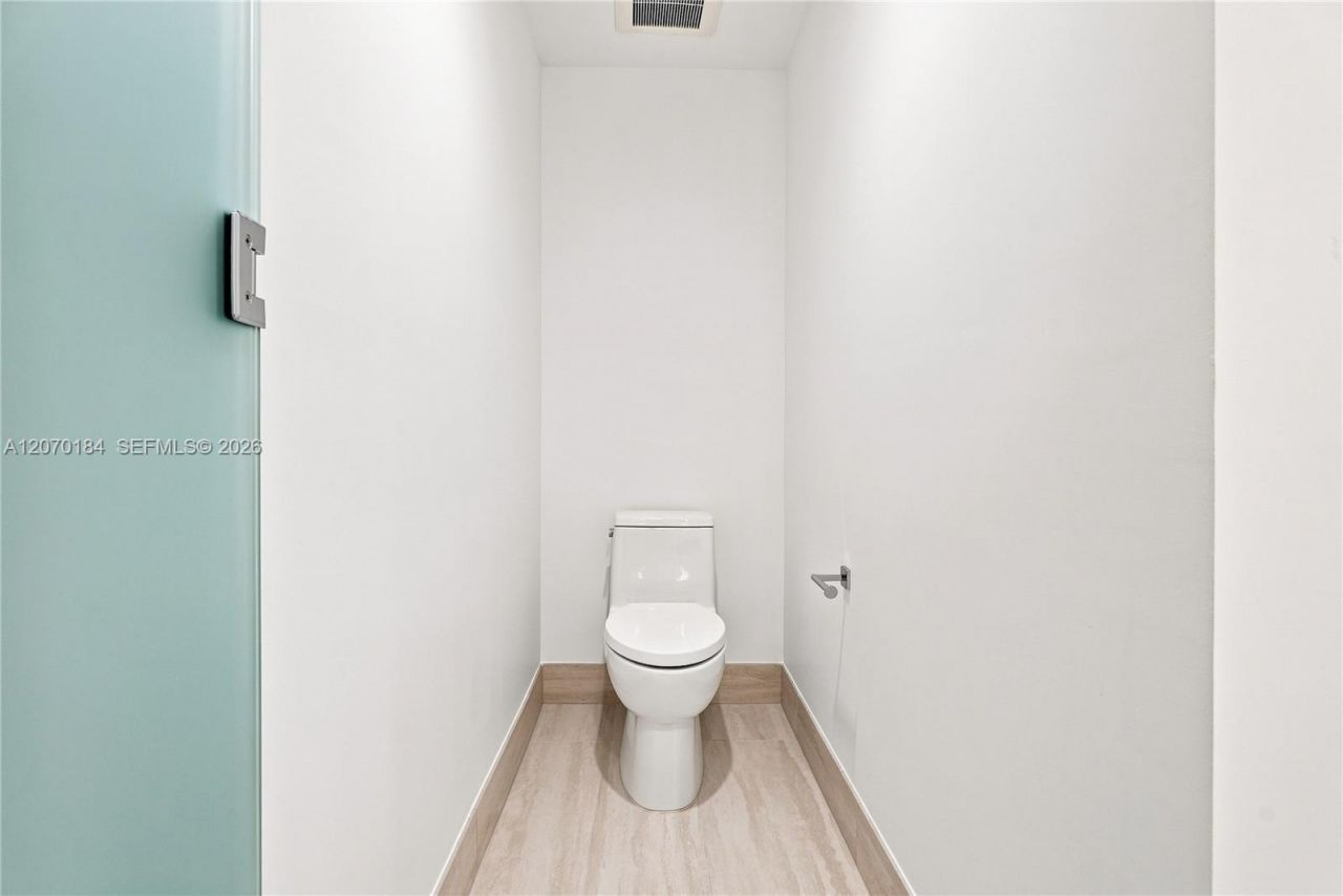 2411 Laguna Cir, Unit 1402, Miami, FL 33181 Photo