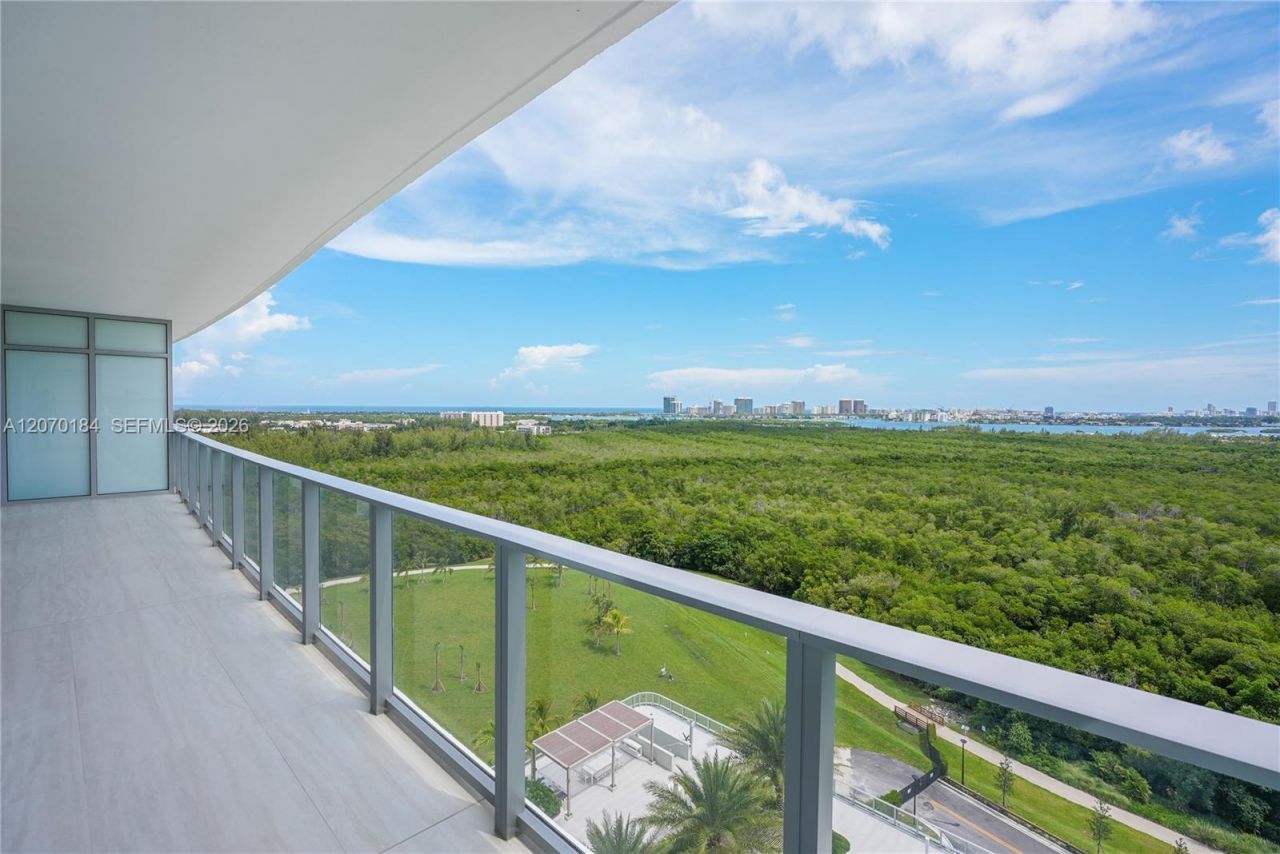 2411 Laguna Cir, Unit 1402, Miami, FL 33181 Photo