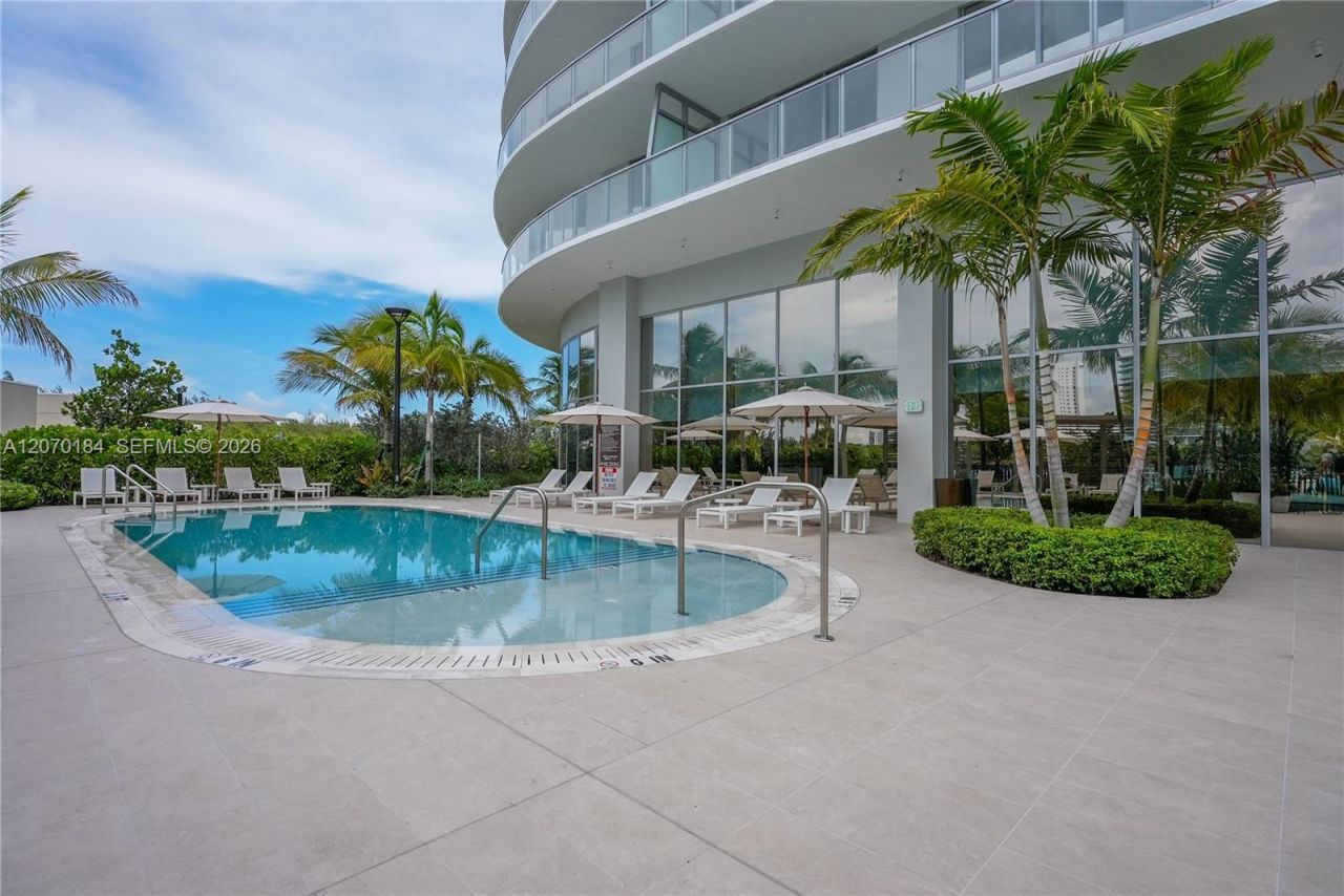 2411 Laguna Cir, Unit 1402, Miami, FL 33181 Photo
