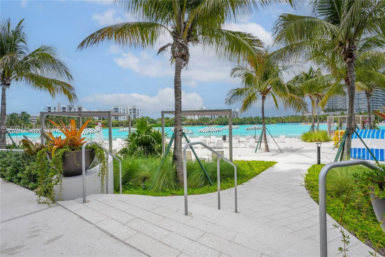 2411 Laguna Cir, Unit 1402, Miami, FL 33181 Photo