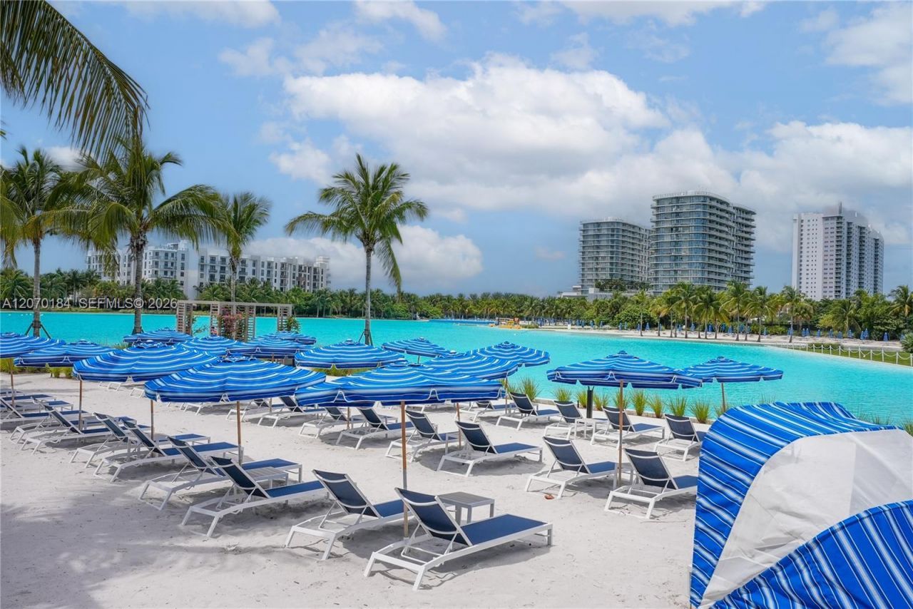 2411 Laguna Cir, Unit 1402, Miami, FL 33181 Photo