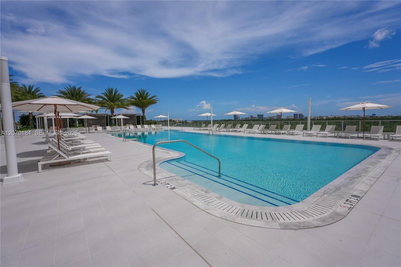 2411 Laguna Cir, Unit 1402, Miami, FL 33181 Photo