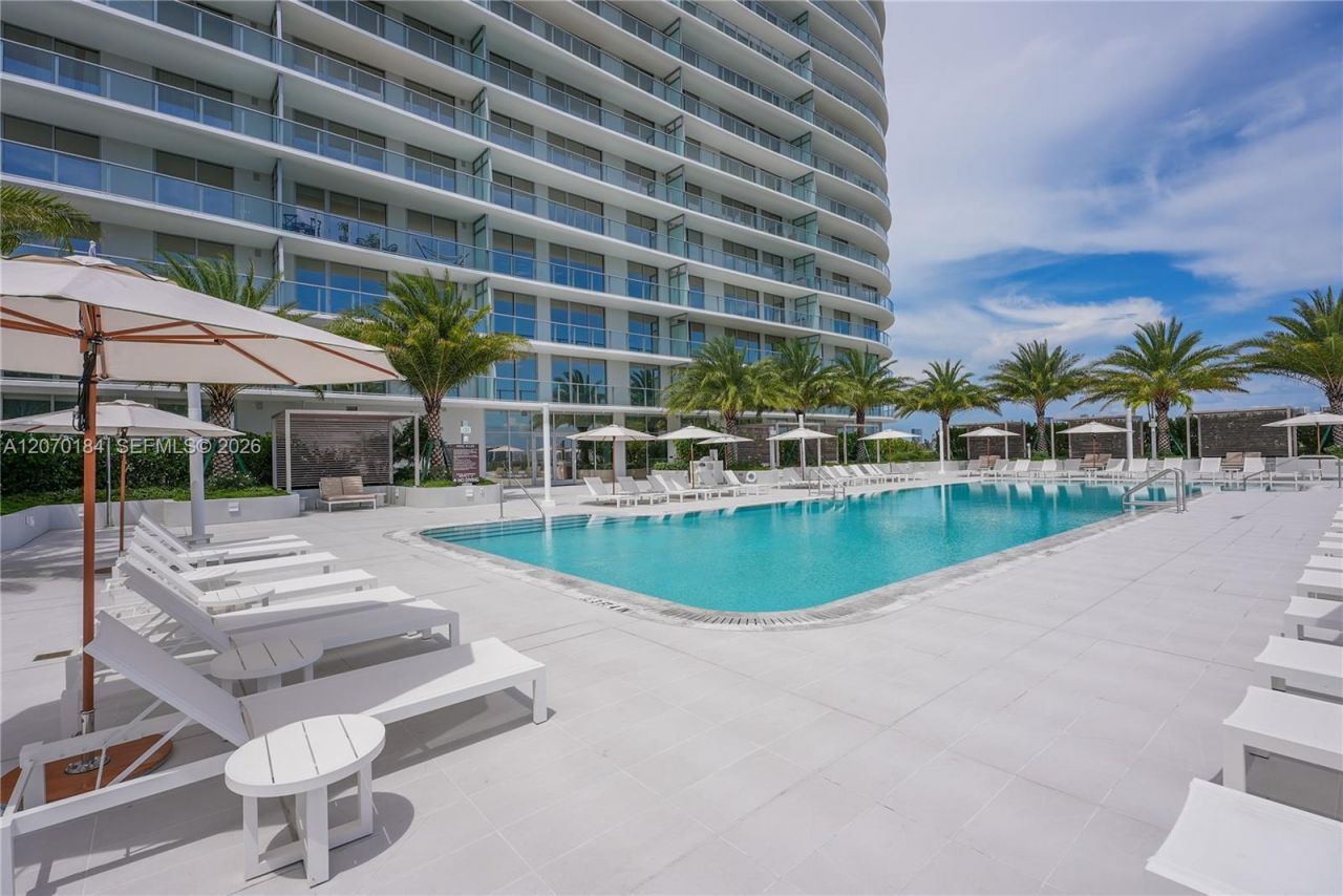 2411 Laguna Cir, Unit 1402, Miami, FL 33181 Photo
