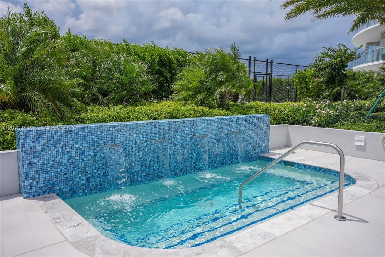 2411 Laguna Cir, Unit 1402, Miami, FL 33181 Photo