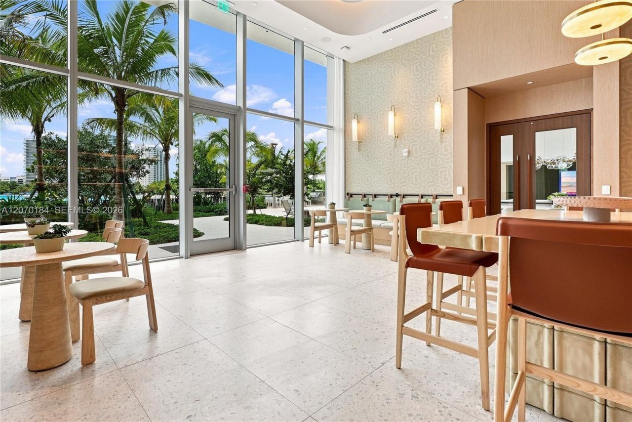 2411 Laguna Cir, Unit 1402, Miami, FL 33181 Photo