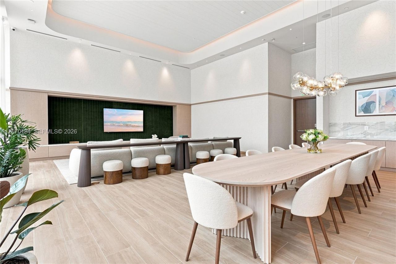 2411 Laguna Cir, Unit 1402, Miami, FL 33181 Photo