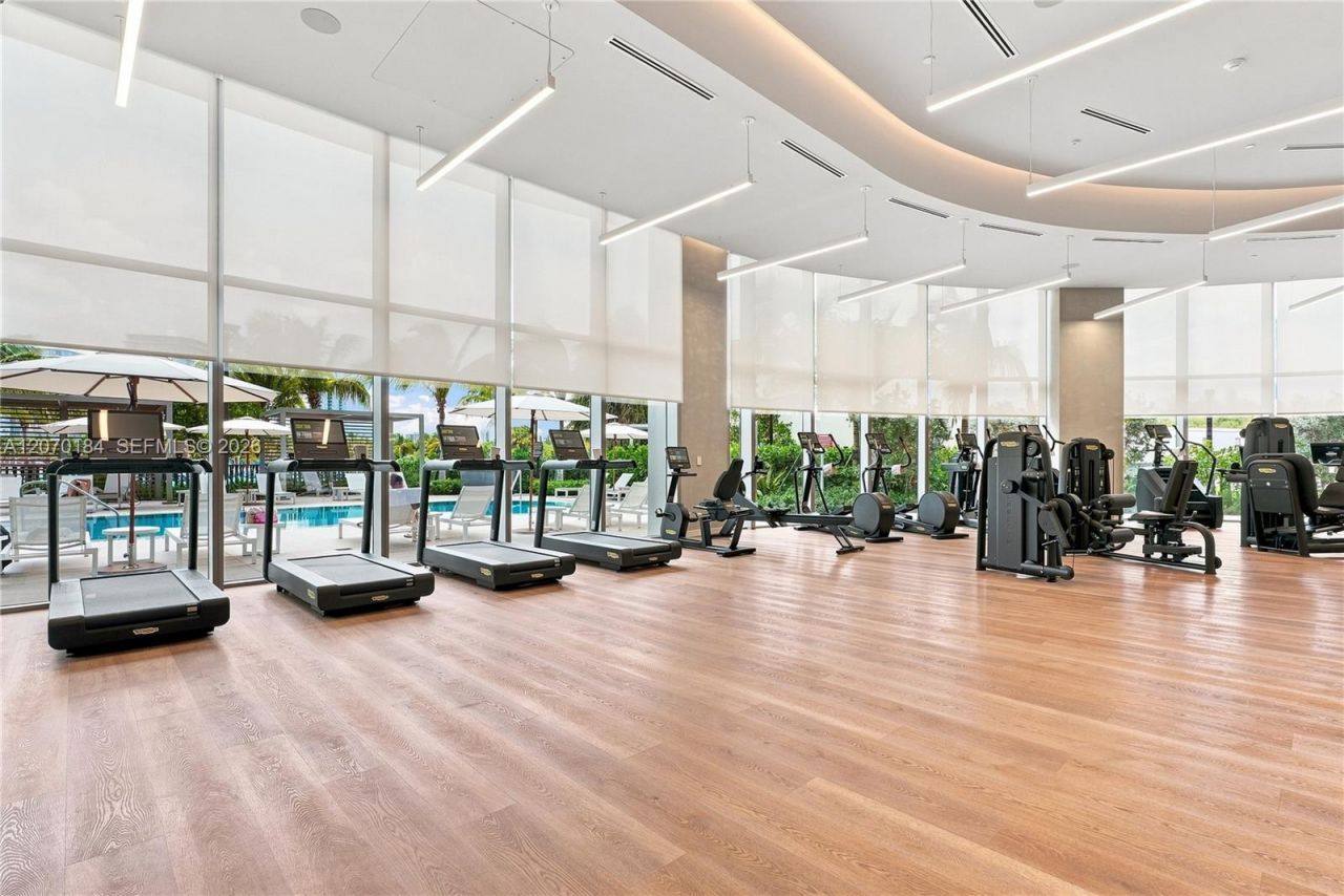 2411 Laguna Cir, Unit 1402, Miami, FL 33181 Photo