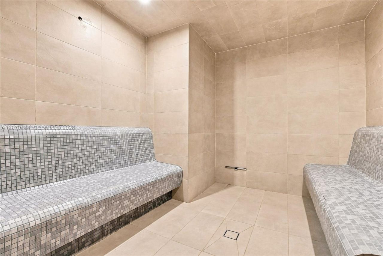 2411 Laguna Cir, Unit 1402, Miami, FL 33181 Photo