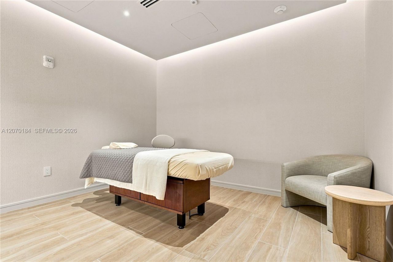 2411 Laguna Cir, Unit 1402, Miami, FL 33181 Photo
