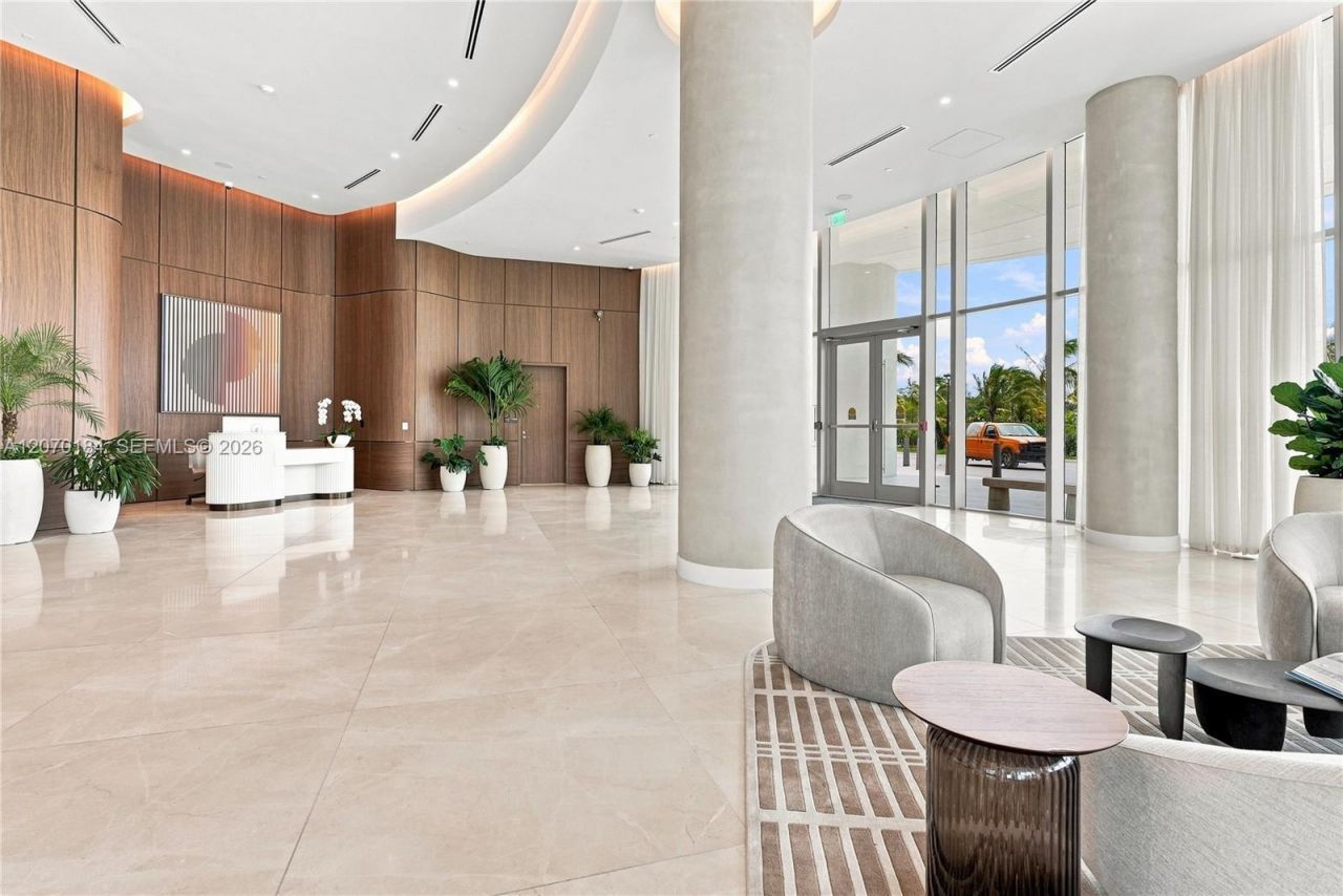 2411 Laguna Cir, Unit 1402, Miami, FL 33181 Photo