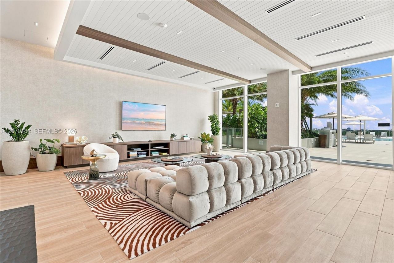 2411 Laguna Cir, Unit 1402, Miami, FL 33181 Photo