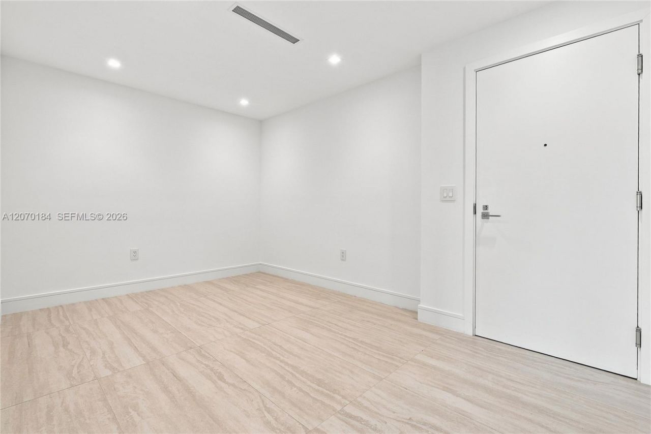 2411 Laguna Cir, Unit 1402, Miami, FL 33181 Photo
