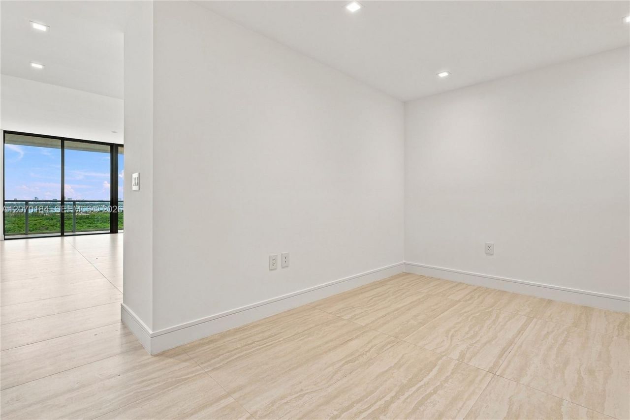 2411 Laguna Cir, Unit 1402, Miami, FL 33181 Photo
