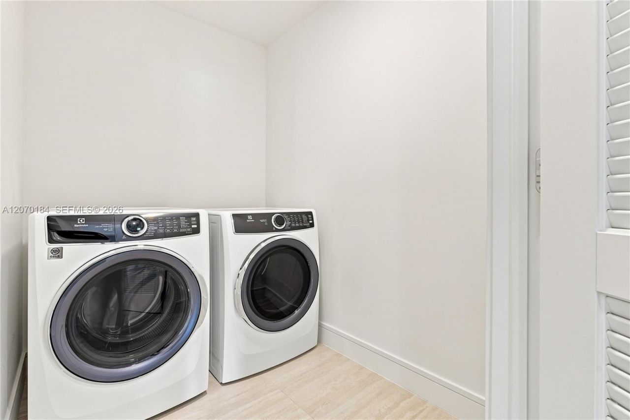 2411 Laguna Cir, Unit 1402, Miami, FL 33181 Photo