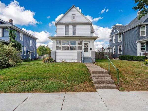1435 10th Street , Moline, IL 61265
