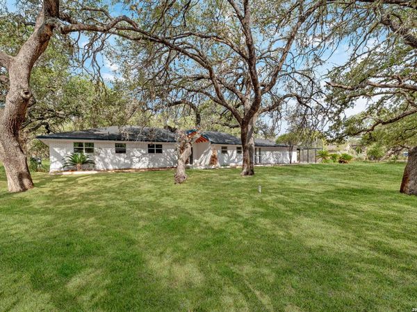 109 Live Oak Dr, Pleasanton, TX 78064