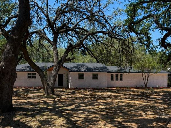 109 Live Oak Dr, Pleasanton, TX 78064
