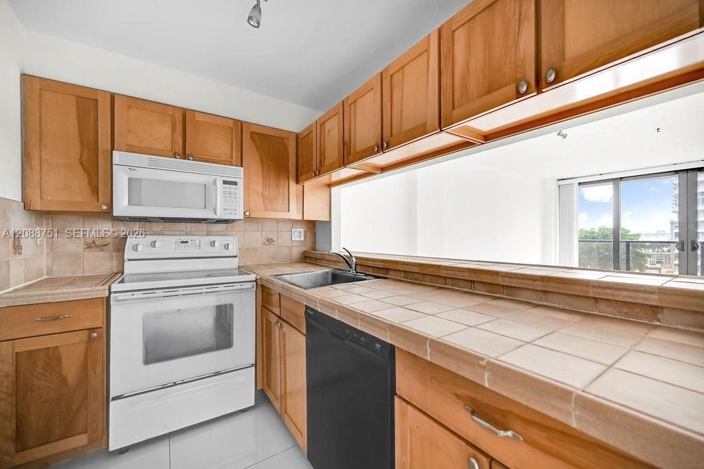 600 NE 36th St, Unit 508, Miami, FL 33137 Photo