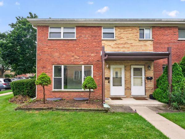 210 Linn Court, Unit A, North Aurora, IL 60542
