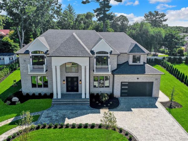 25 Hemlock Lane , Roslyn Heights, NY 11577