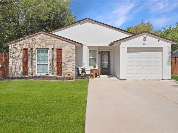 2111 Sharpshire Lane, Arlington, TX 76014