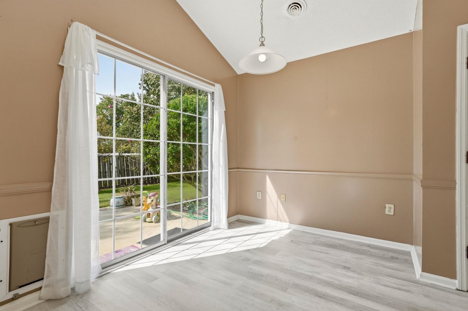 3943 Lochview Dr. Photo 10