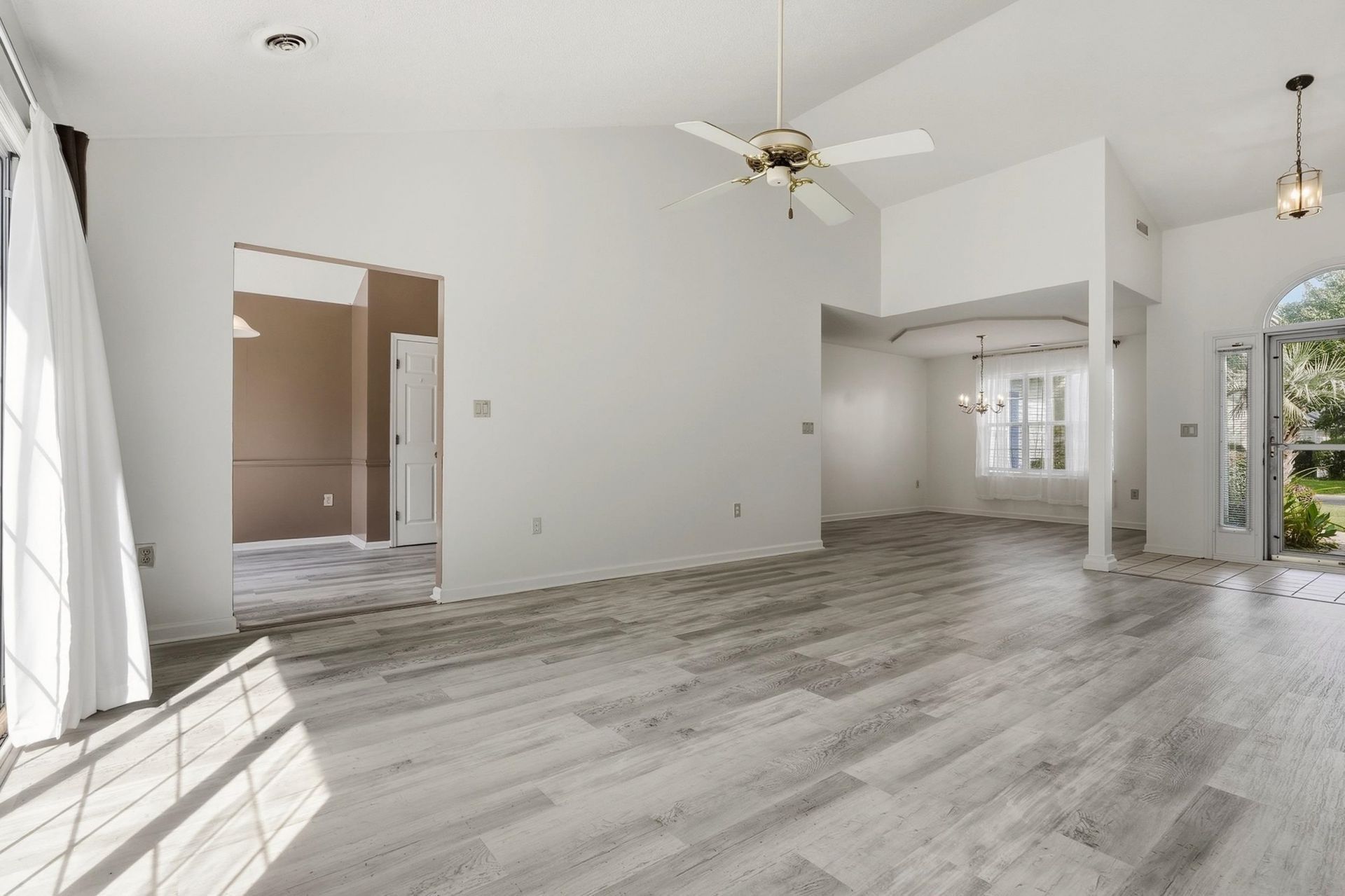 3943 Lochview Dr. Photo 4