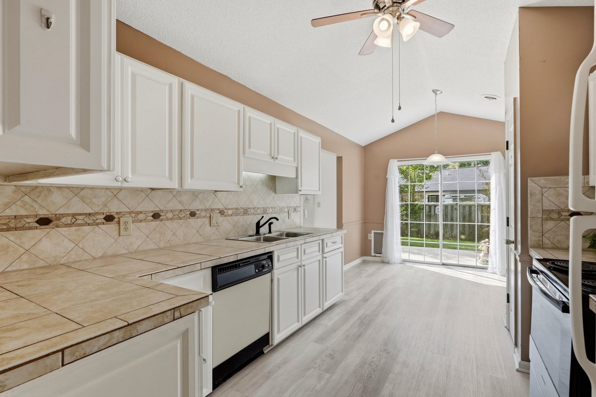 3943 Lochview Dr. Photo 8