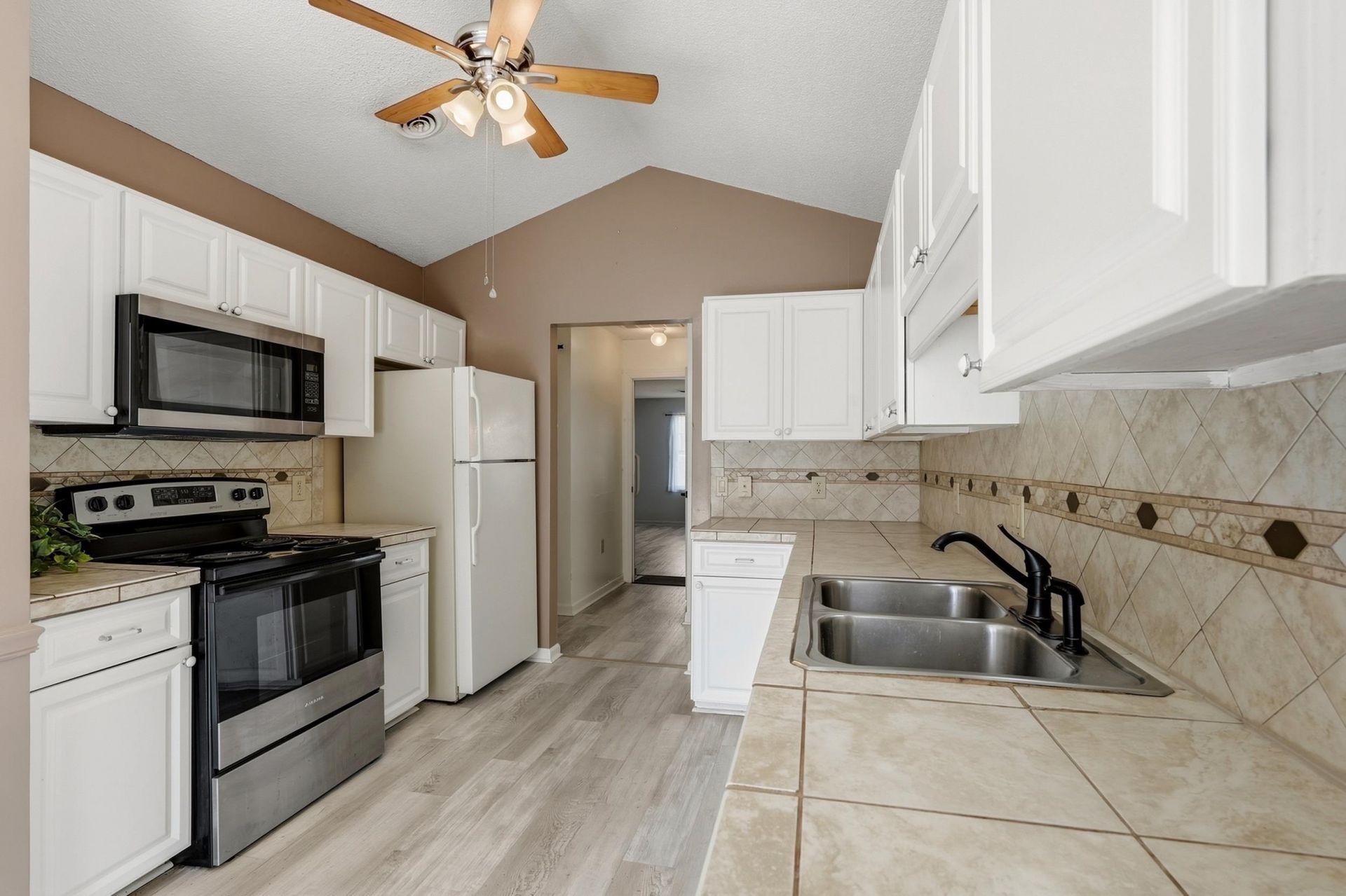 3943 Lochview Dr. Photo 9
