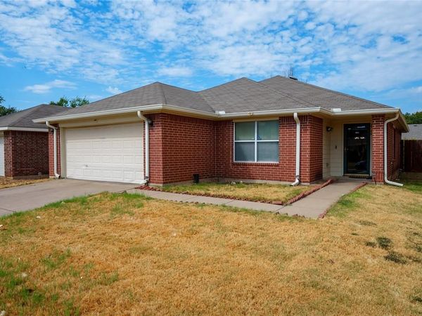 2748 Maegen Circle, Fort Worth, TX 76112