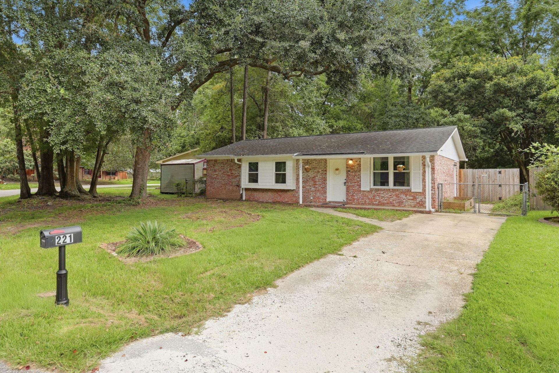 221 Barshay Drive Photo 4