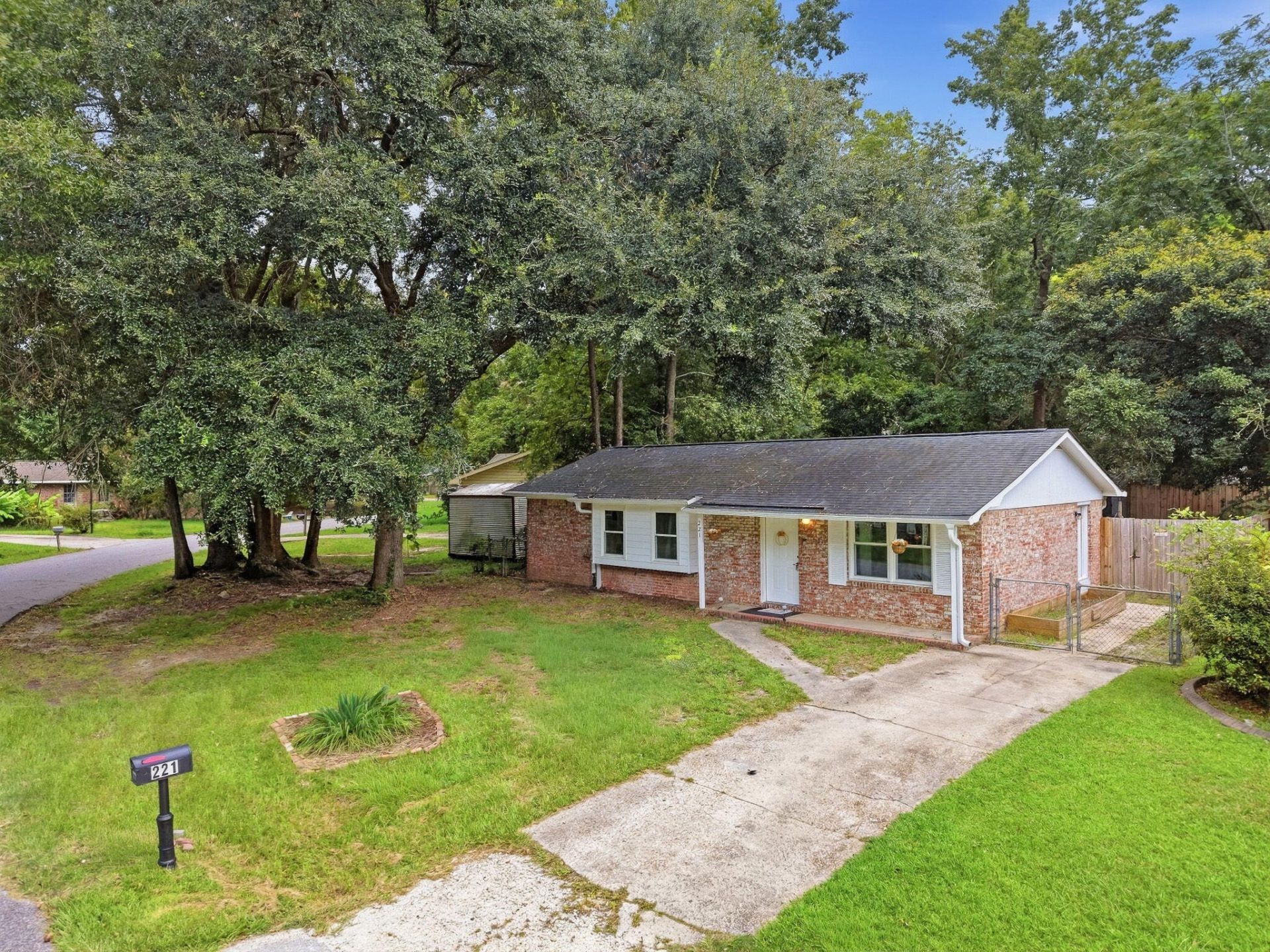 221 Barshay Drive Photo 9