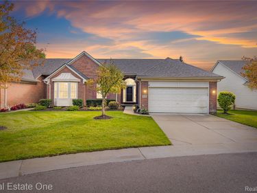 830 WOODHAVEN Drive, Commerce Township, Mi 48390