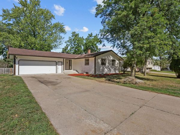 695 Iona Lane, Roseville, MN 55113